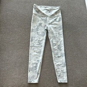 Gap cropped leggings XS light camo. Zippered pocket in waist band.